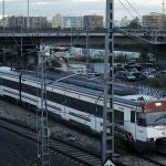  Vista general de un tren de cercanías saliendo de Valencia.