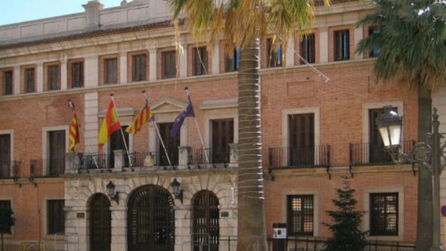 Imagen de la fachada del Ayuntamiento de Villanueva de Castellón