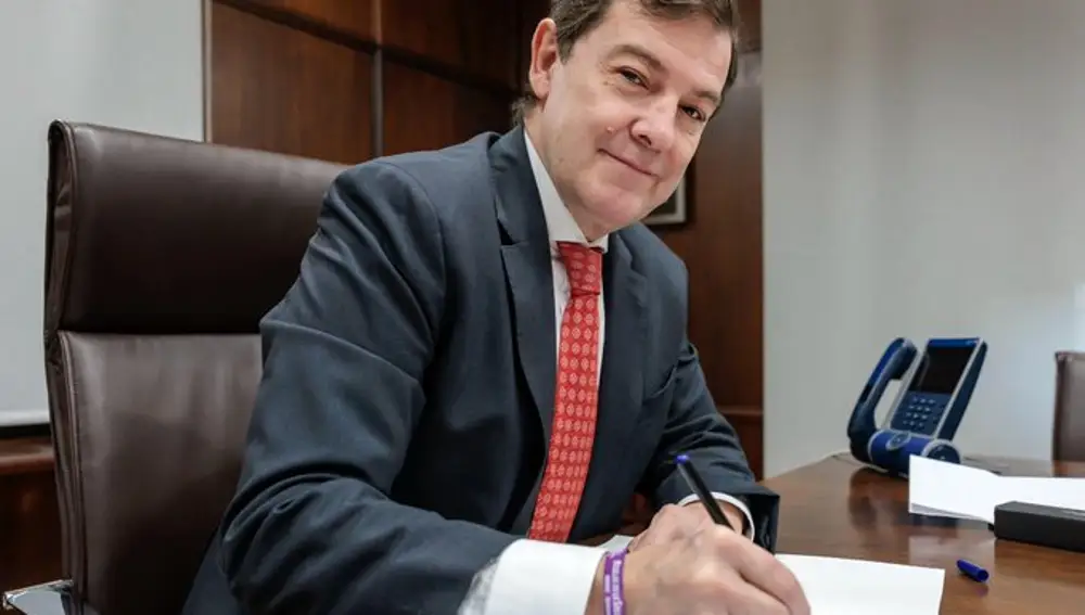 El presidente de Castilla y León, Alfonso Fernández Mañueco, se suma a la campaña de El Puente