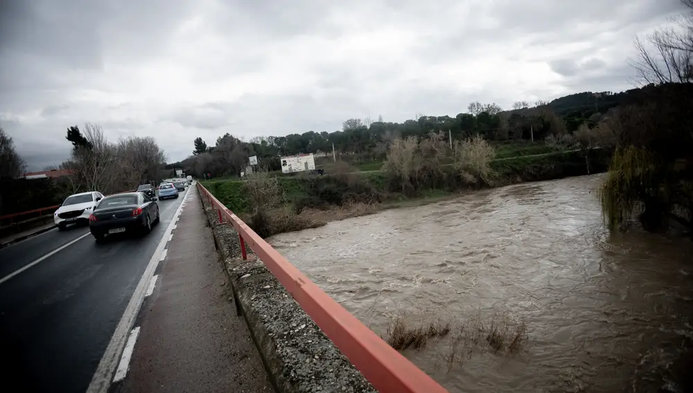 Alcalá de Henares cierra el paso a zonas inundables ante la crecida del caudal del río Henares