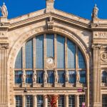Situada en el corazón del distrito 10, a diez minutos a pie de la Gare de l’Est, la Gare du Nord es la estación de ferrocarril más importante de Europa y la tercera del mundo en cuanto a flujo de tráfico
