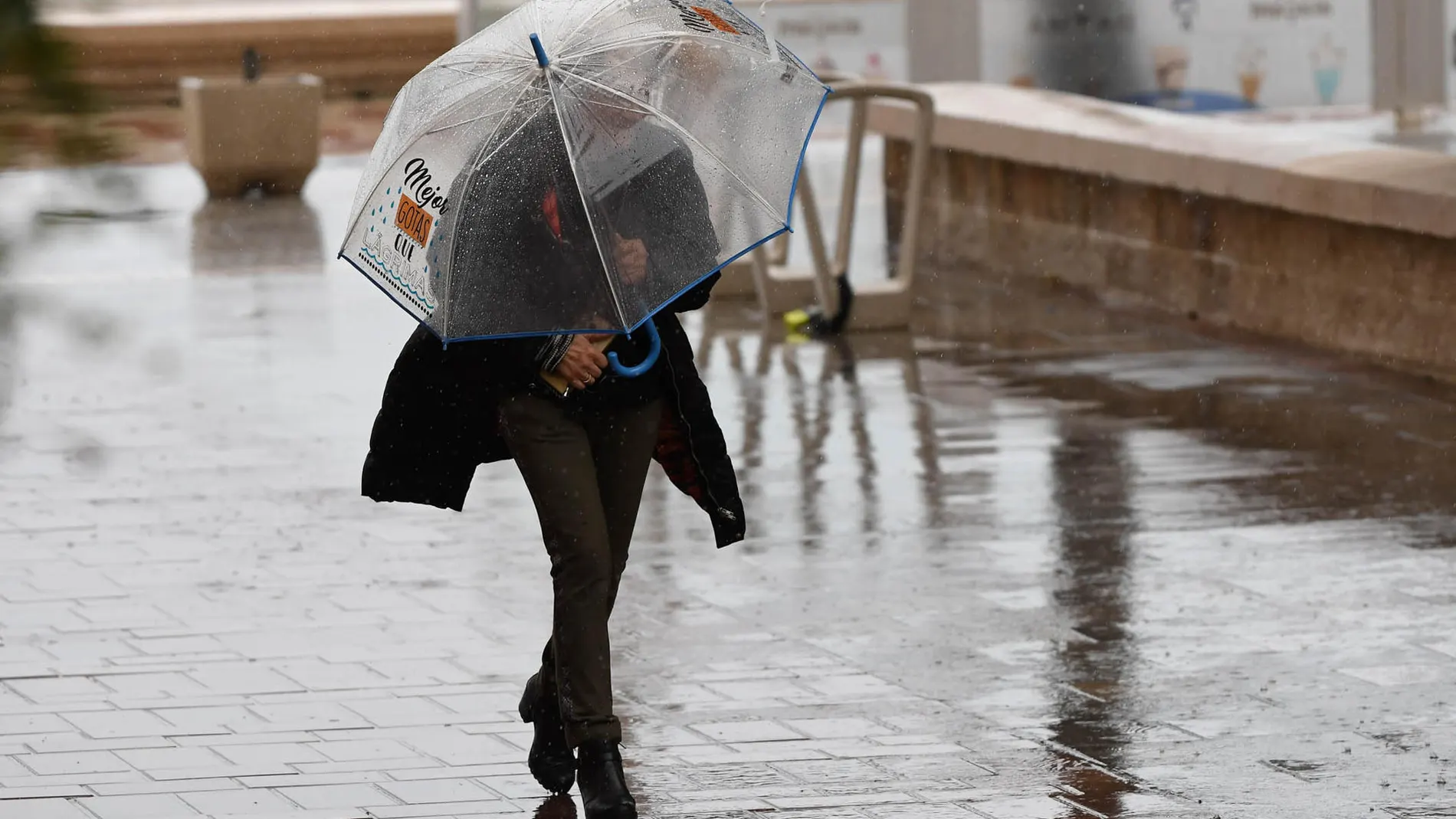 Una persona se resguarda con un paraguas de la lluvia en Almería.