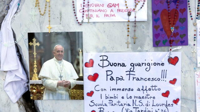 El Papa Francisco continúa hospitalizado en Roma