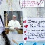 El Papa Francisco continúa hospitalizado en Roma