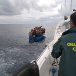 Fotografía facilitada por la Guardia Civil y Salvamento Marítimo que han rescatado hoy a 124 inmigrantes que viajaban en dos pateras