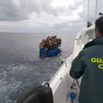 Fotografía facilitada por la Guardia Civil y Salvamento Marítimo que han rescatado hoy a 124 inmigrantes que viajaban en dos pateras