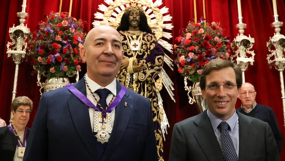 Almeida asiste al Besapiés 2025 en la Basílica de Jesús de Medinaceli