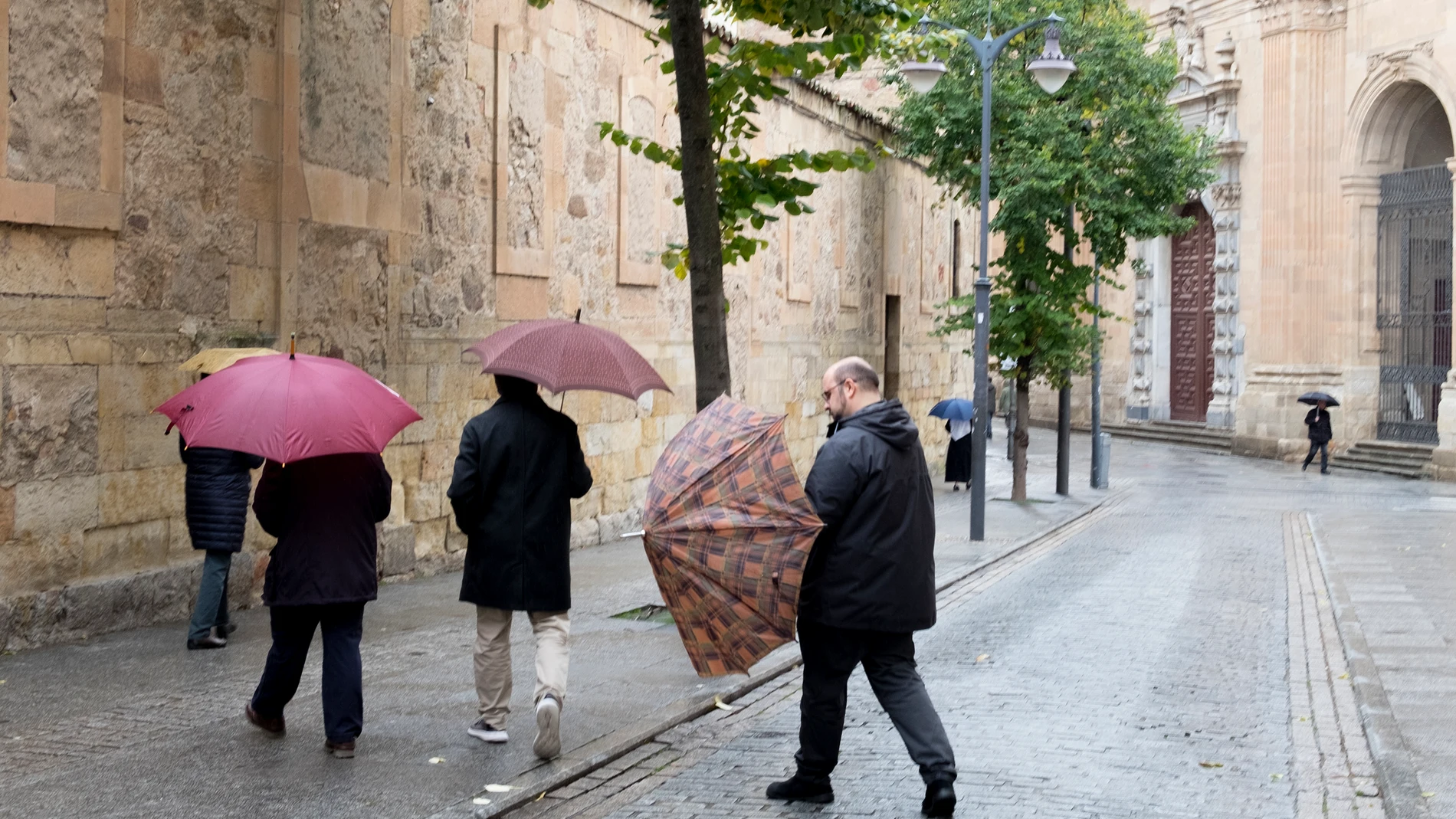Lluvia y viento en la ciudad de Salamanca