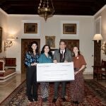 Momento de entrega de los fondos recaudados a Andex