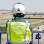 Un agente de la Guardia Civil vigila la circulación en la N-601