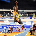 Lester Lescay, en pleno vuelo en la final de longitud