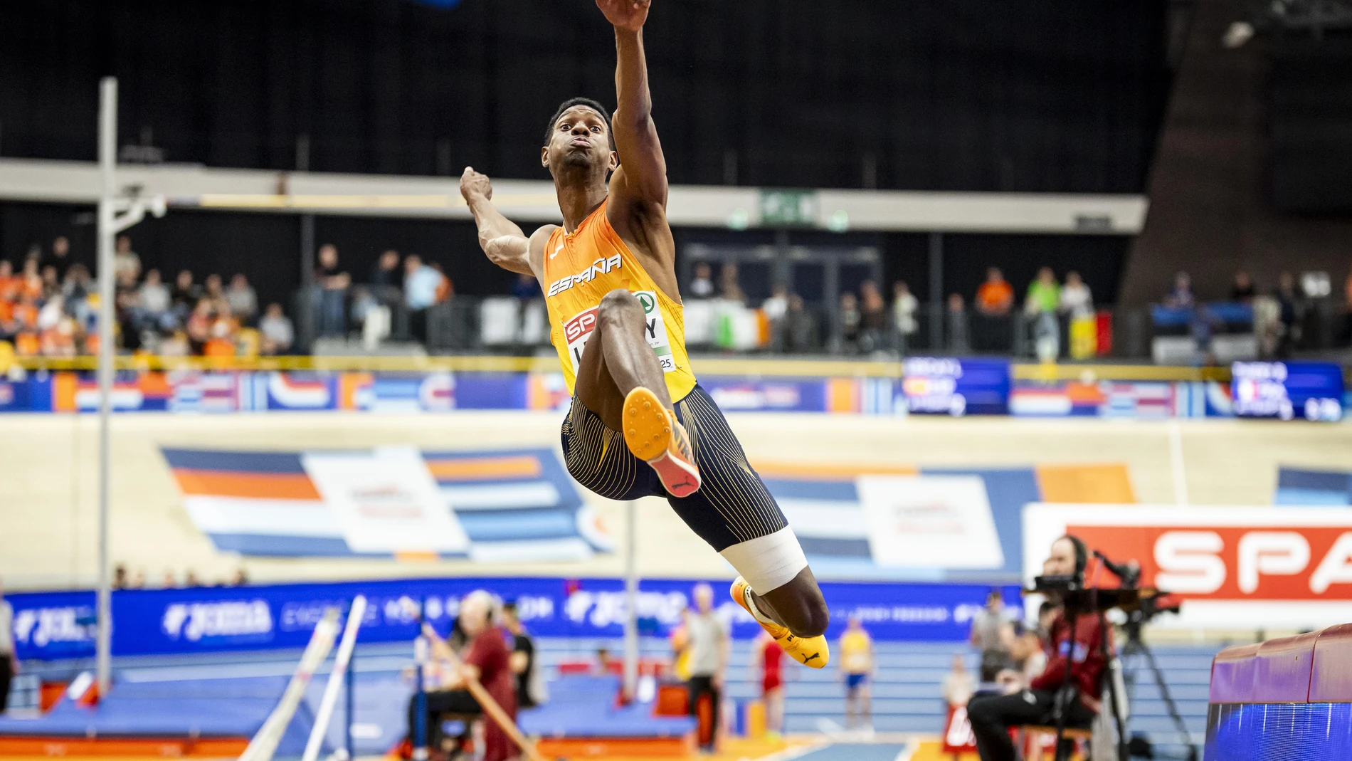 Lester Lescay, en pleno vuelo en la final de longitud