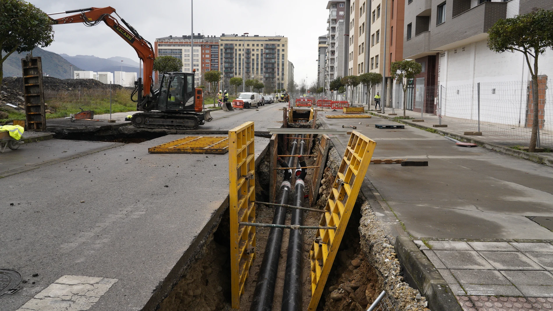 Obras de la red de calor el el barrio de La Rosaleda de Ponferrada en las que se ha originado un escape de gas