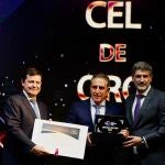 El presidente de la Junta de Castilla y León, Alfonso Fernández Mañueco,y el presidente del Círculo Empresarial Leonés, Julio César Álvarez, entregan el galardón al presidente y CEO de RMD, Adolfo López Aguayo