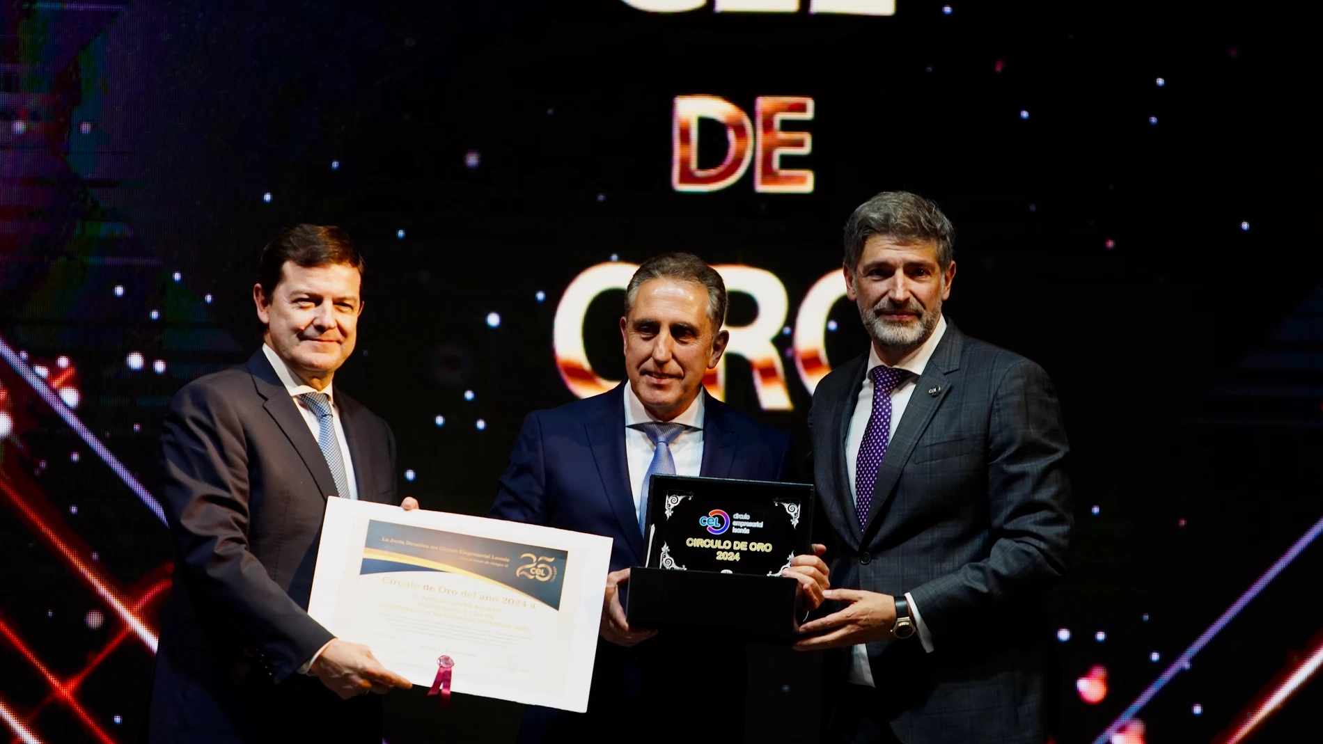 El presidente de la Junta de Castilla y León, Alfonso Fernández Mañueco,y el presidente del Círculo Empresarial Leonés, Julio César Álvarez, entregan el galardón al presidente y CEO de RMD, Adolfo López Aguayo