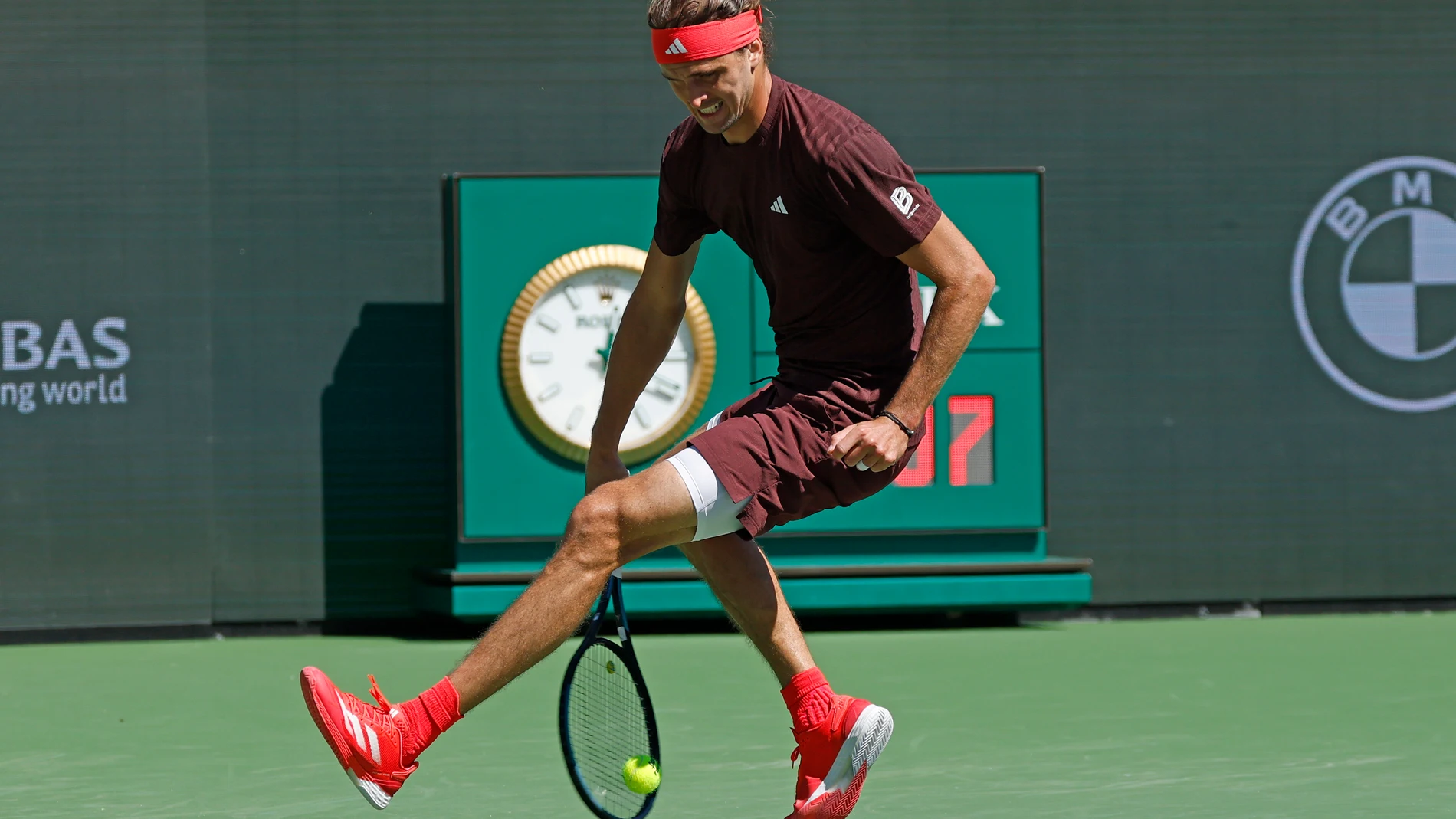 INDIAN WELLS (United States), 07/03/2025.- Alexander Zverev of Germany in action against Tallon Griekspoor of the Netherlands during the BNP Paribas Open tennis tournament in Indian Wells, California, USA, 07 March 2025. (Tenis, Alemania, Países Bajos; Holanda) EFE/EPA/JOHN G. MABANGLO