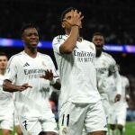 El delantero brasileño del Real Madrid, Rodrygo, tras conseguir el primer gol del equipo madridista durante el encuentro correspondiente a la ida de los octavos de final de la Liga de Campeones que Real Madrid y Atlético de Madrid disputan hoy martes en el estadio Santiago Bernabéu