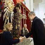El Rey saluda a los miembros de la Cofradía que custodian la talla en su visita a la Basílica de Jesús de Medinaceli, en el primer viernes del mes de marzo.