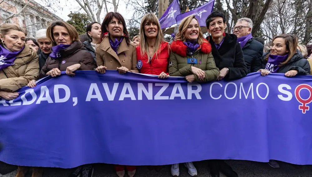 Teresa Ribera, Ana Redondo, Begoña Gómez, Pilar Alegría y Elma Saiz en la manifestación por el 8M