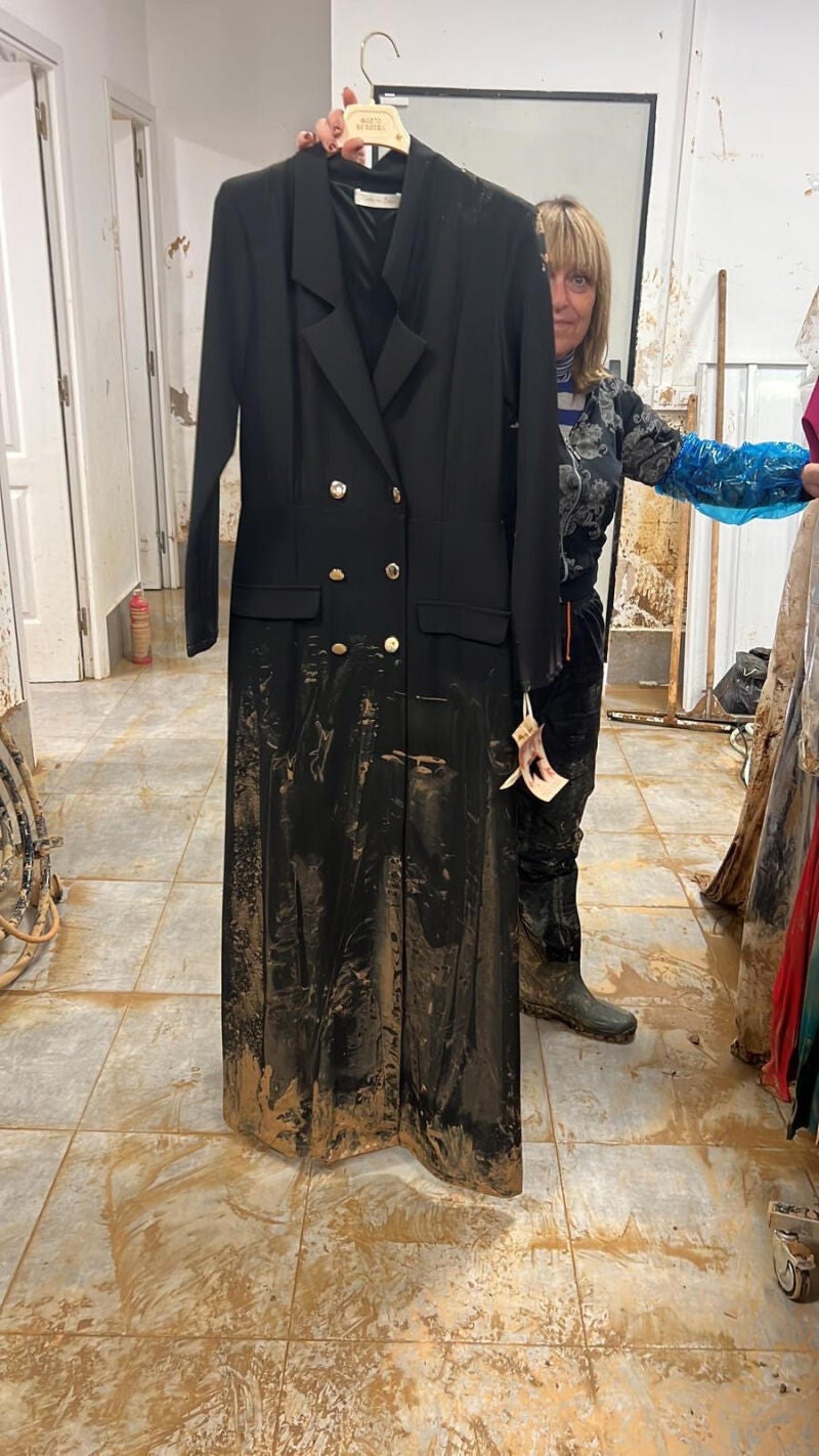 El vestido de la Reina lleno de barro.