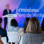 Feijóo acusa al Gobierno de Sánchez de "utilizar la causa de las mujeres" con "hipocresía"