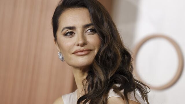 Spanish actor Penelope Cruz arrives on the red carpet during the 97th annual Academy Awards ceremony at the Dolby Theatre in the Hollywood neighborhood of Los Angeles