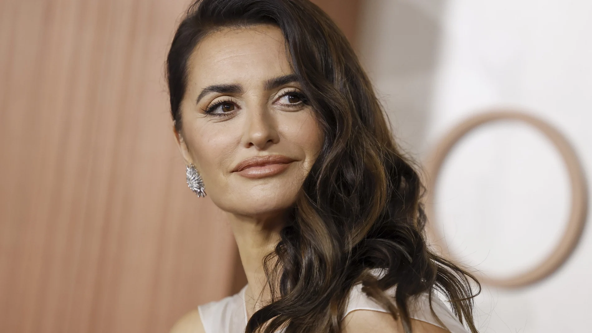 Spanish actor Penelope Cruz arrives on the red carpet during the 97th annual Academy Awards ceremony at the Dolby Theatre in the Hollywood neighborhood of Los Angeles