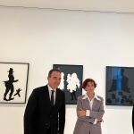 El concejal de Cultura, Toño Peral, la comisaria de la exposición de Kara Walker, Rosa María Castells, en la inauguración de la muestra en el Maca en Alicante