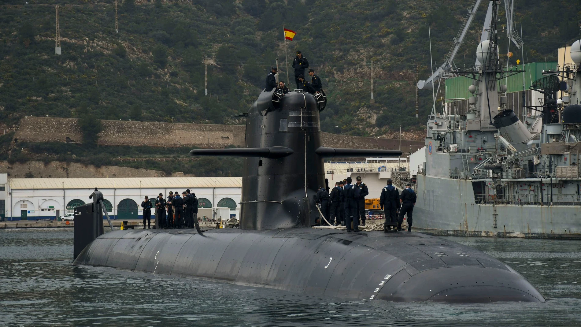 CARTAGENA, 08/03/2025.-El submarino S-81 Isaac Pera ha comenzado este sábado su primera navegación nacional desde el Arsenal de Cartagena, en una jornada histórica para la Armada. Al mando del capitán de corbeta Manuel Corral Iranzo, el submarino marca un hito en la modernización de la flota naval española. Esta nueva fase sigue a un intenso programa de pruebas y adiestramiento que ha involucrado durante el último año a su dotación, formada por 49 hombres y 5 mujeres, quienes han trabajado co...