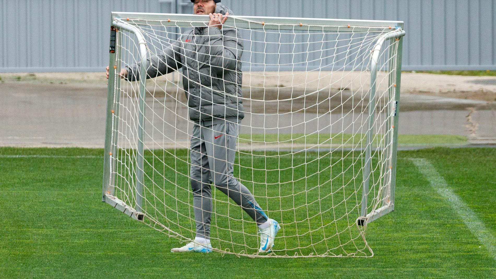 Simeone transporta una portería en el entrenamiento del Atlético