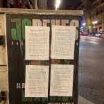 Imagen del copias del "Manifiesto de las 343 Madres" en las calles de Madrid