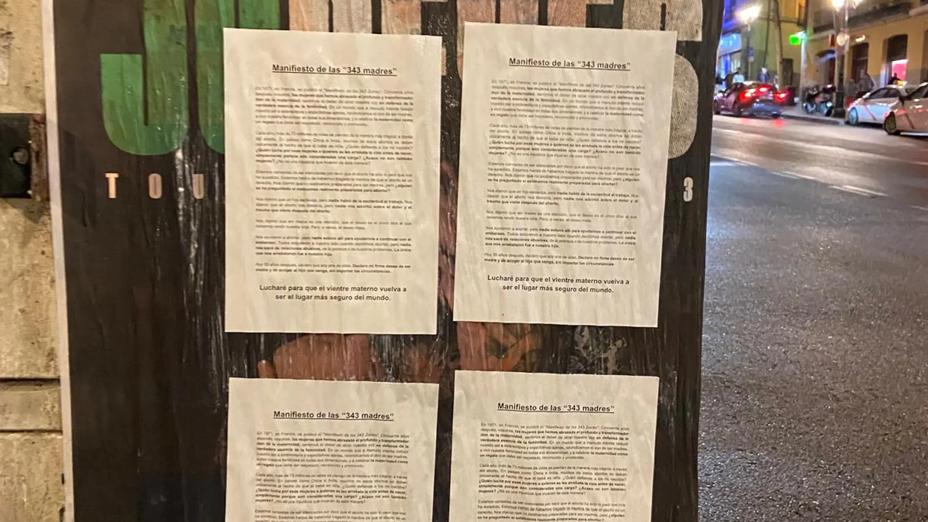 Imagen del copias del "Manifiesto de las 343 Madres" en las calles de Madrid