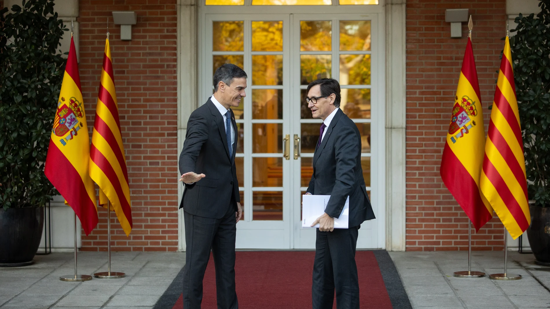 El presidente del Gobierno, Pedro Sánchez (i), se reúne con el presidente de la Generalitat de Catalunya, Salvador Illa (d), en el Palacio de La Moncloa.