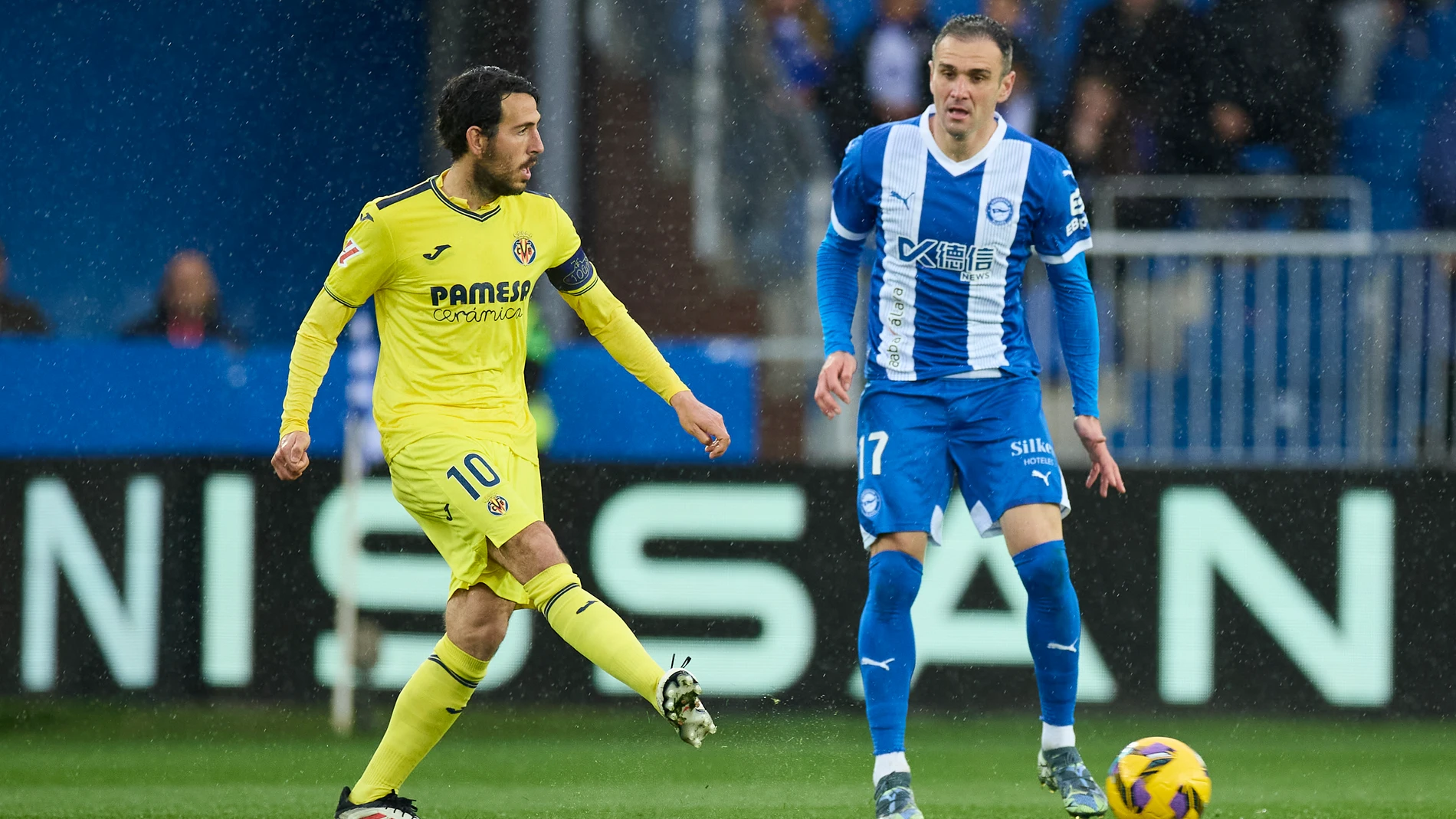 Dani Parejo of Villarreal CF competes for the ball with Kike Garcia of Deportivo Alaves during the LaLiga EA Sports match between Deportivo Alaves and Villarreal CF at Mendizorrotza on March 8, 2025, in Vitoria, Spain. AFP7 08/03/2025 ONLY FOR USE IN SPAIN