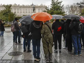 Un grupo de turistas se protegen de la lluvia con sus paraguas en el centro de Madrid. Un grupo de turistas se protegen de la lluvia con sus paraguas en el centro de Madrid.