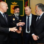 El intendente jefe, Miguel Ángel Llorente, tras recibir el galardón conversa con el presidente de las Cortes, Carlos Pollán; y el alcalde de León, José Antonio Diez, entre otros