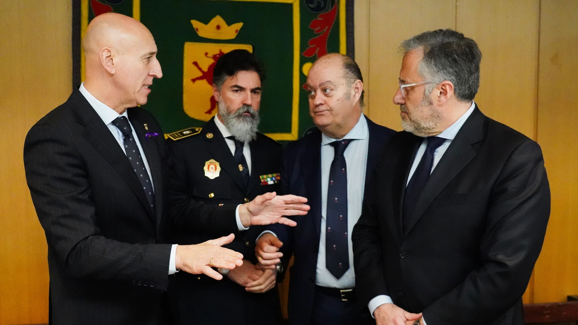 El intendente jefe, Miguel Ángel Llorente, tras recibir el galardón conversa con el presidente de las Cortes, Carlos Pollán; y el alcalde de León, José Antonio Diez, entre otros