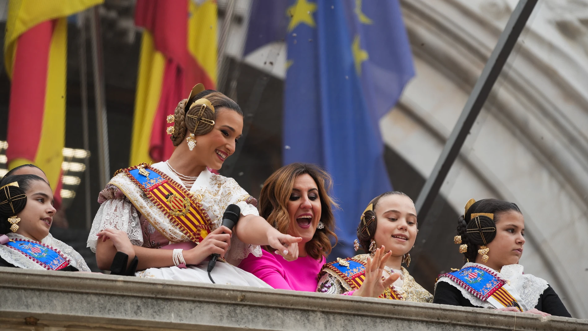 La fallera mayor, Berta Peiró (2i), la alcaldesa de Valencia, María José Catalá (c), y la fallera mayor infantil, Lucía García (2d), durante una mascletà por el Día de la Mujer, a 8 de marzo de 2025, en Valencia, Comunidad Valenciana (España). El cielo de Valencia se ha teñido de color morado con la mascletà que se ha disparado por el Día Internacional de la Mujer, que se celebra hoy 8 de marzo. El espectáculo ha estado a cargo de la Pirotecnia Nadal Martí, de L'Olleria (Valencia), y ha sido ...