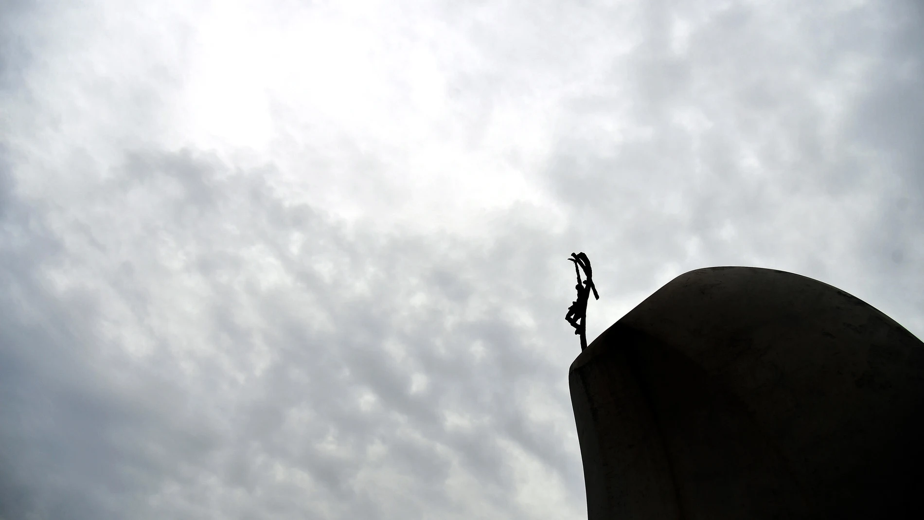 -FOTODELDÍA- ROMA, 08/03/2025.- Detalle de la estatua del Papa Juan Pablo II en el exterior del Hospital Univversitario Gemelli donde está ingresado el Papa Francisco. EFE/FABIO CIMAGLIA