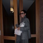 Vicky Martín Berrocal con traje gris de Mango.