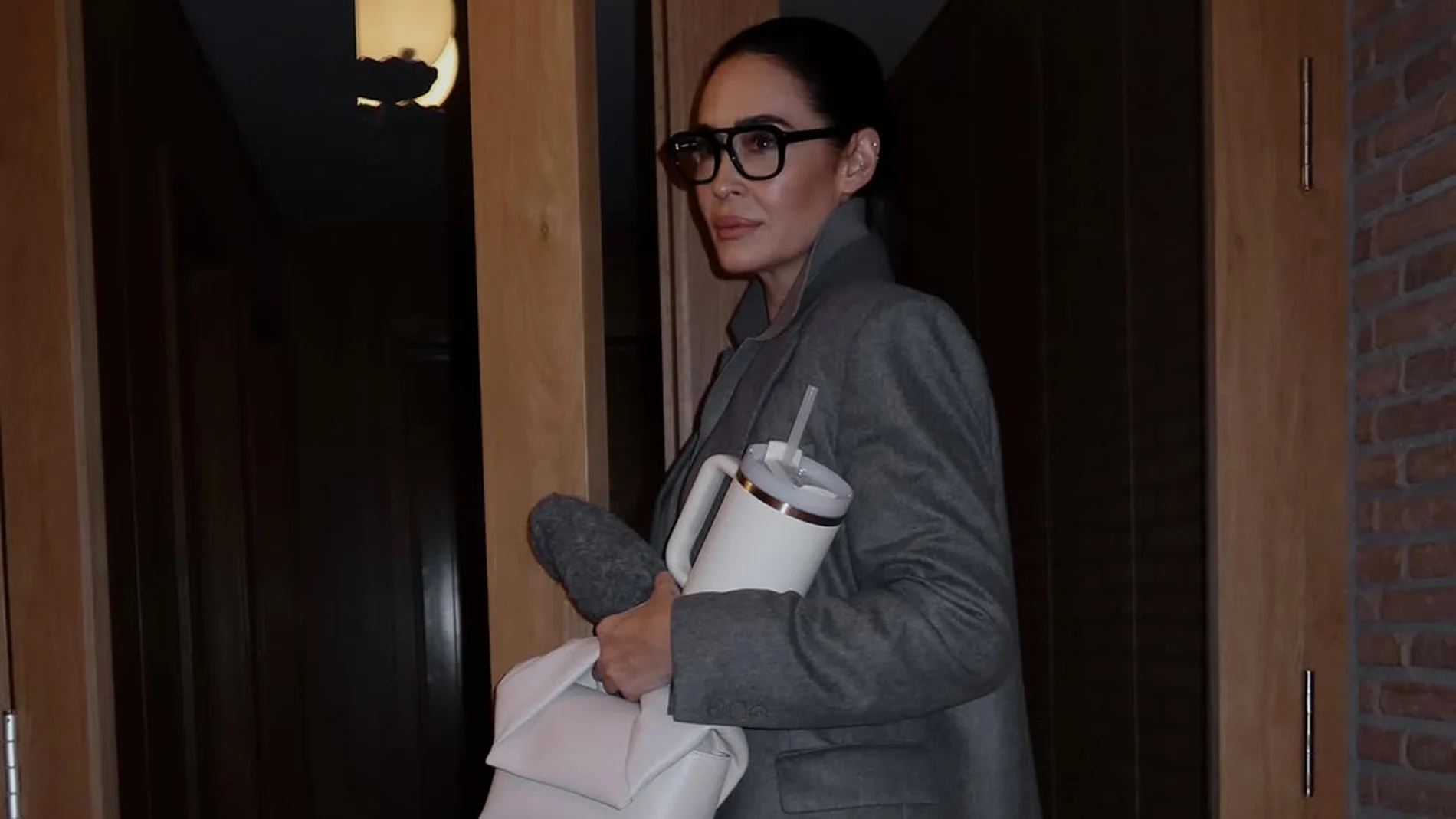 Vicky Martín Berrocal con traje gris de Mango.