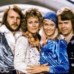 Fotografía de archivo fechada el 9 de febrero de 1974 y facilitada hoy, 27 de abril de 2018, que muestra a los miembros del grupo sueco de música ABBA (i-d): Benny Andersson, Anni-Frid Lyngstad, Agnetha Faltskog y Bjorn Ulvaeus mientras posan tras ganar el Festival de Eurovisión con su tema "Waterloo" en Estocolmo, Suecia. El popular grupo sueco Abba anunció hoy que durante su última gira grabaron dos nuevos temas y que uno de ellos, titulado "I still have faith in you", será interpretado para un programa especial que se difundirá en diciembre. 