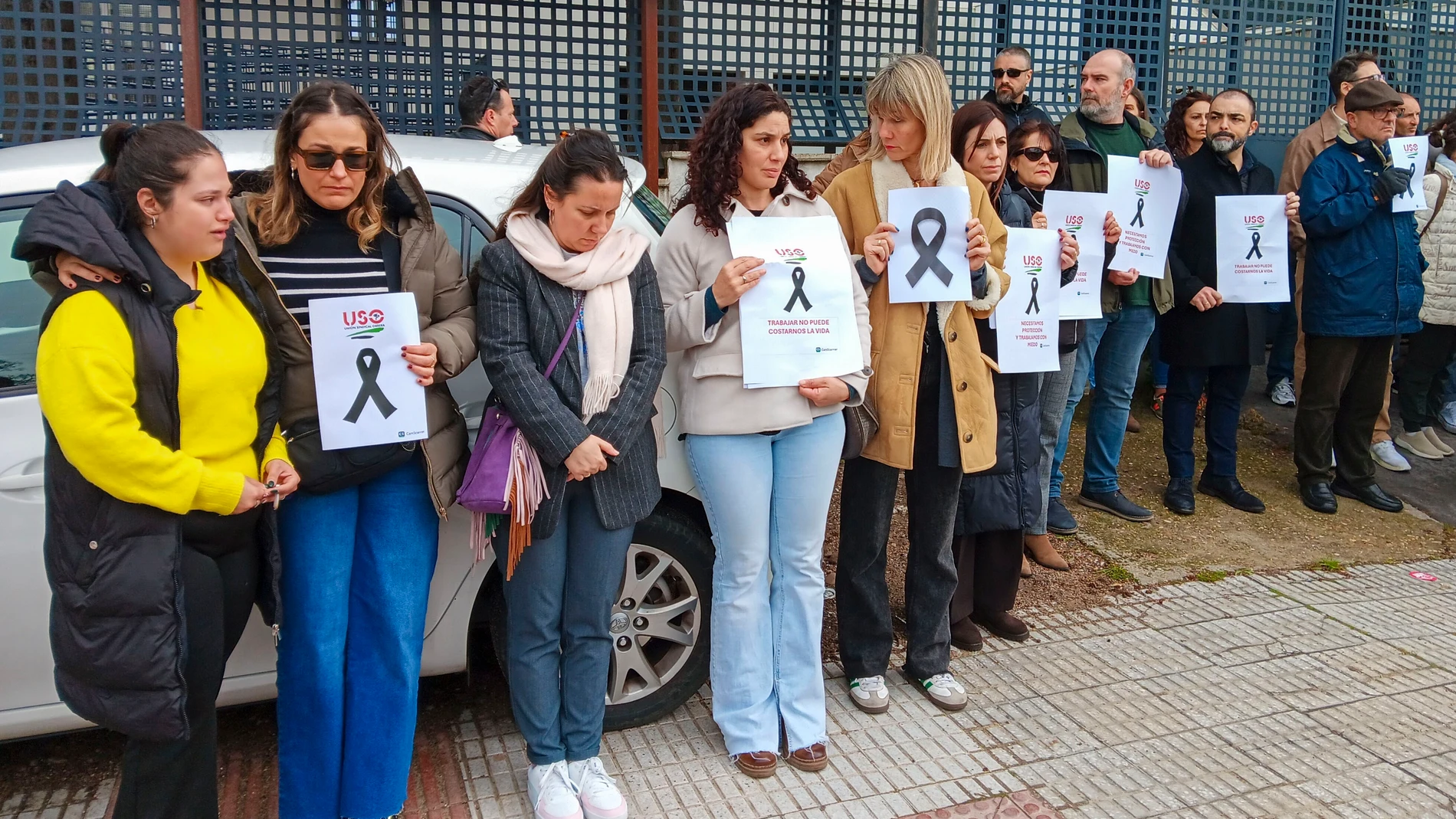 10/03/2025.- BADAJOZ.- Trabajadores expertos en educación de menores marginados de Badajoz se concentran para expresar sus condolencias por la muerte violenta de una de sus compañeras por parte de tres menores en una vivienda de cumplimiento de medidas judiciales y denunciar las carencias de personal en materia de seguridad en este tipo de centros, este lunes en Badajoz. La víctima había denunciado días atrás a uno de ellos por supuestas amenazas en dicho inmueble, que no cuenta con cámaras n...