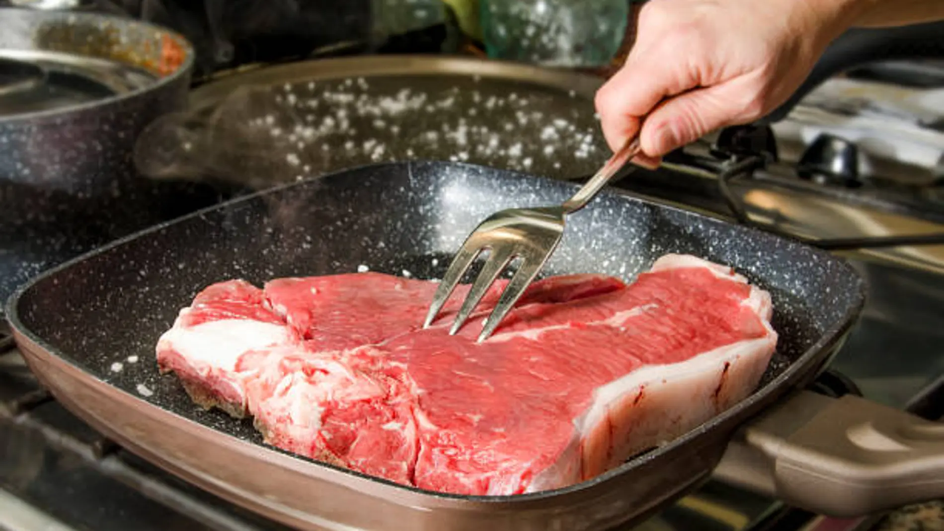 Soy carnicero y este es el truco para que la carne se pegue a la sartén: un ingrediente es la clave