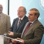 Sanz Merino interviene ante la prensa en presencia de Enrique Cabero y Luis Fuentes