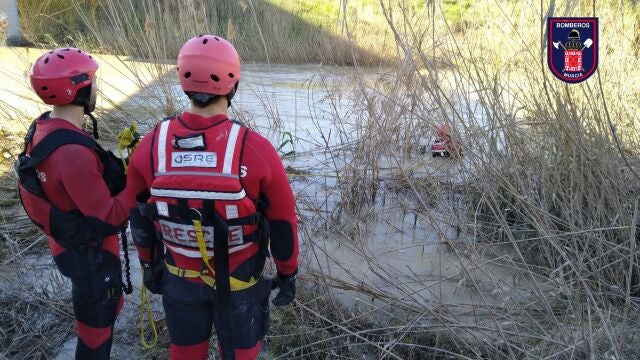 Efectivos de Bomberos de Murcia trabajan en las tareas de búsqueda del hombre desaparecido el pasado sábado por la tarde