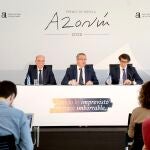 El director de Relaciones Institucionales del Grupo Planeta, Carlos Creuheras, el presidente de la Diputación de Alicante, Toni Pérez, y el diputado de Cultura, Juan de Dios Navarro, han presentado en Alicante los diez finalistas del Premio Azorín de Novela