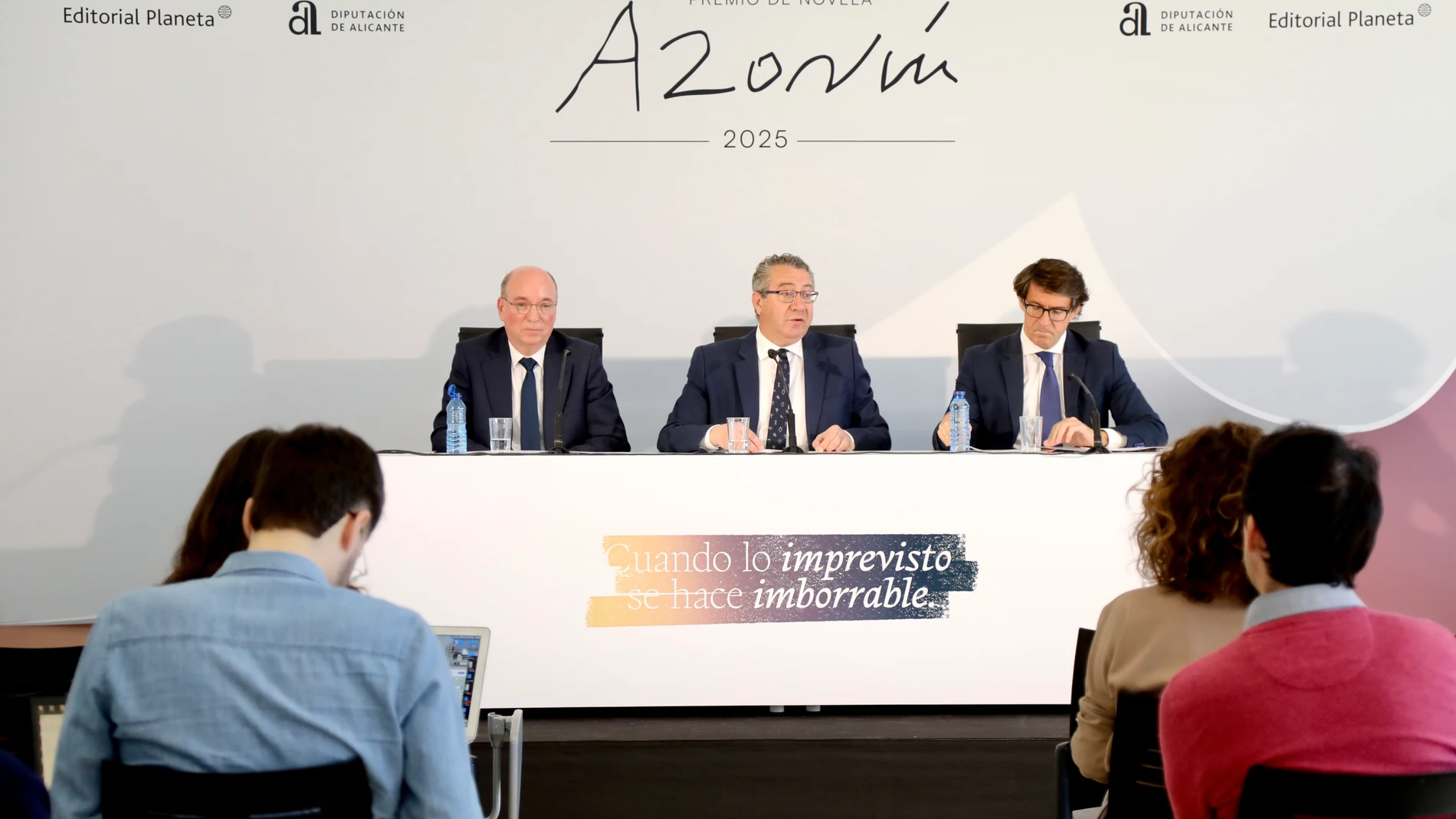 El director de Relaciones Institucionales del Grupo Planeta, Carlos Creuheras, el presidente de la Diputación de Alicante, Toni Pérez, y el diputado de Cultura, Juan de Dios Navarro, han presentado en Alicante los diez finalistas del Premio Azorín de Novela
