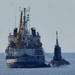 El remolcador y el submarino ruso vigilados por la fragata española en el Mediterráneo