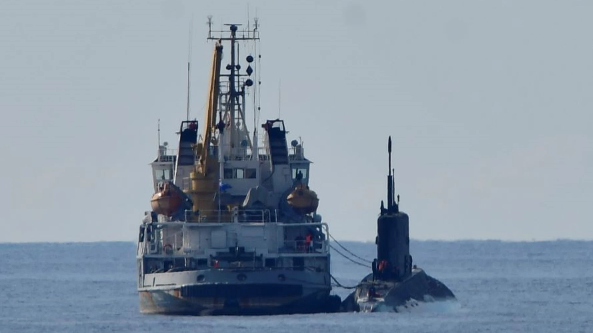 El remolcador y el submarino ruso vigilados por la fragata española en el Mediterráneo